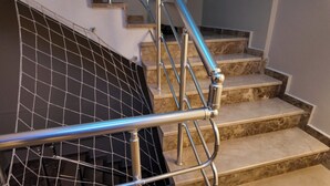 Una scala con ringhiere in metallo e una rete di sicurezza.