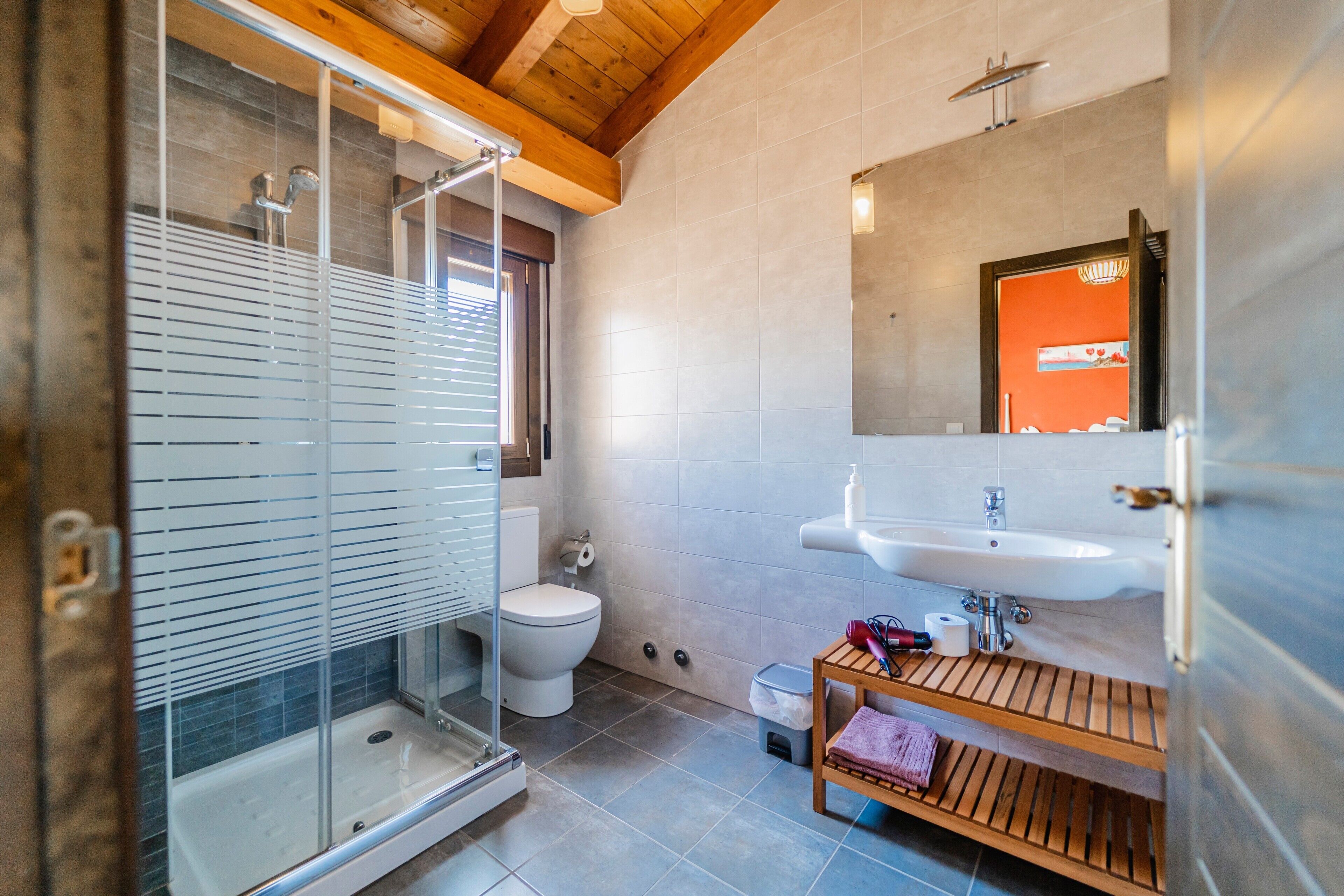 Een douche, een haardroger, handdoeken