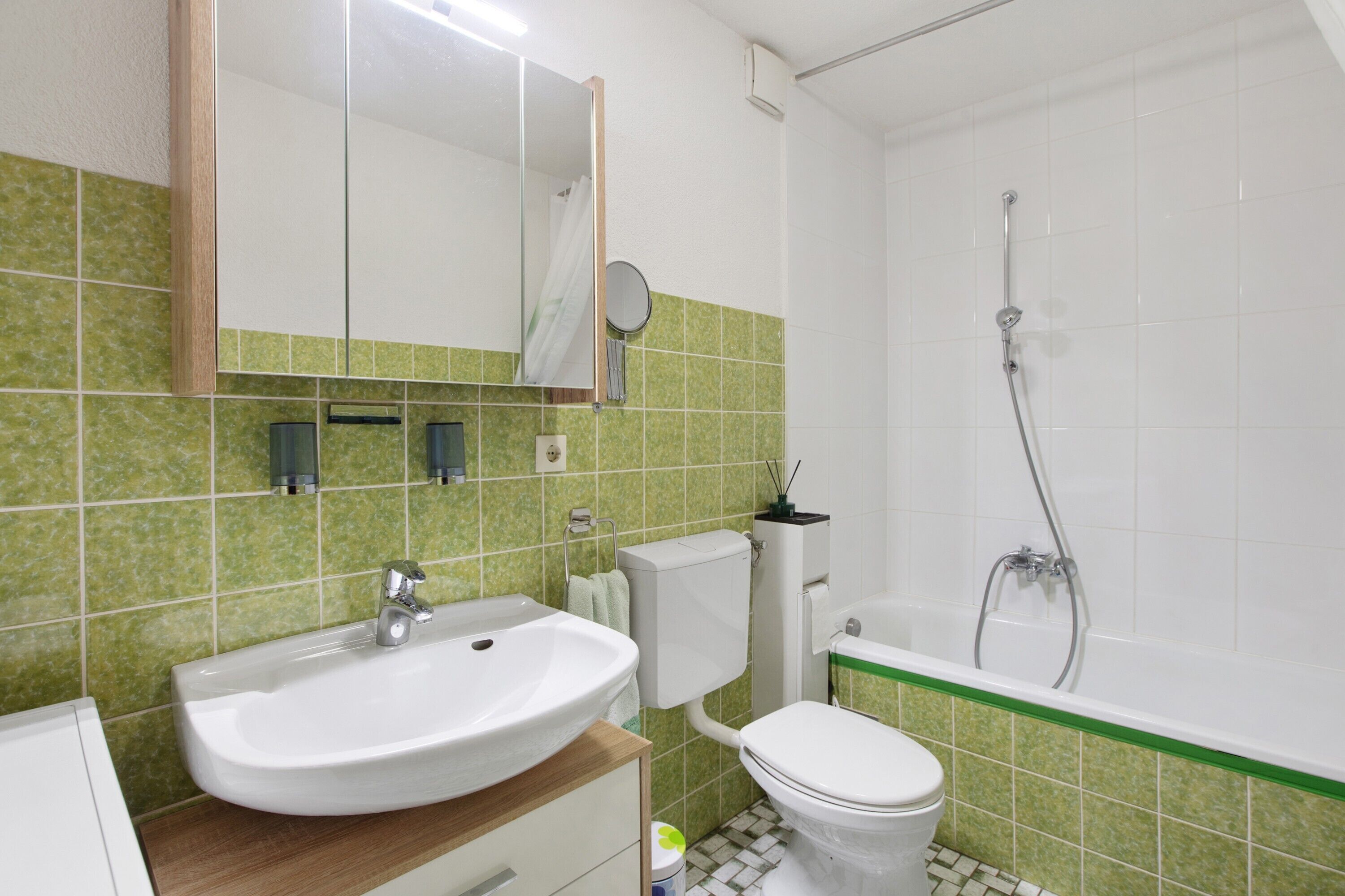 Douche, sèche-cheveux, serviettes fournies