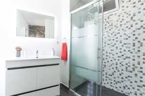 House - A Casinha by Atlantic Holiday (Camara de Lobos)
