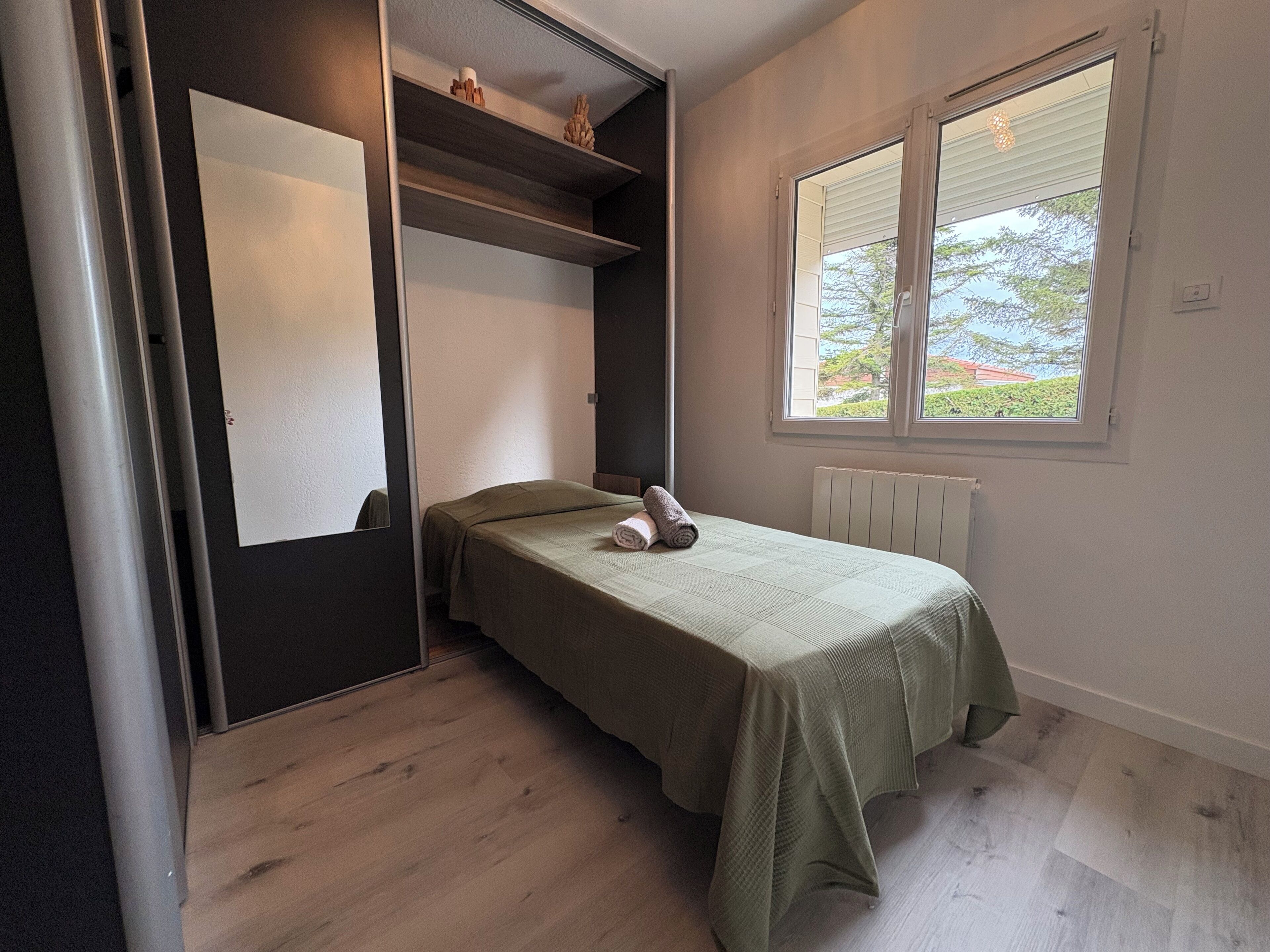 Fer et planche à repasser, accès Internet, draps fournis