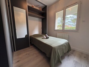Tabla de planchar con plancha, internet y ropa de cama 