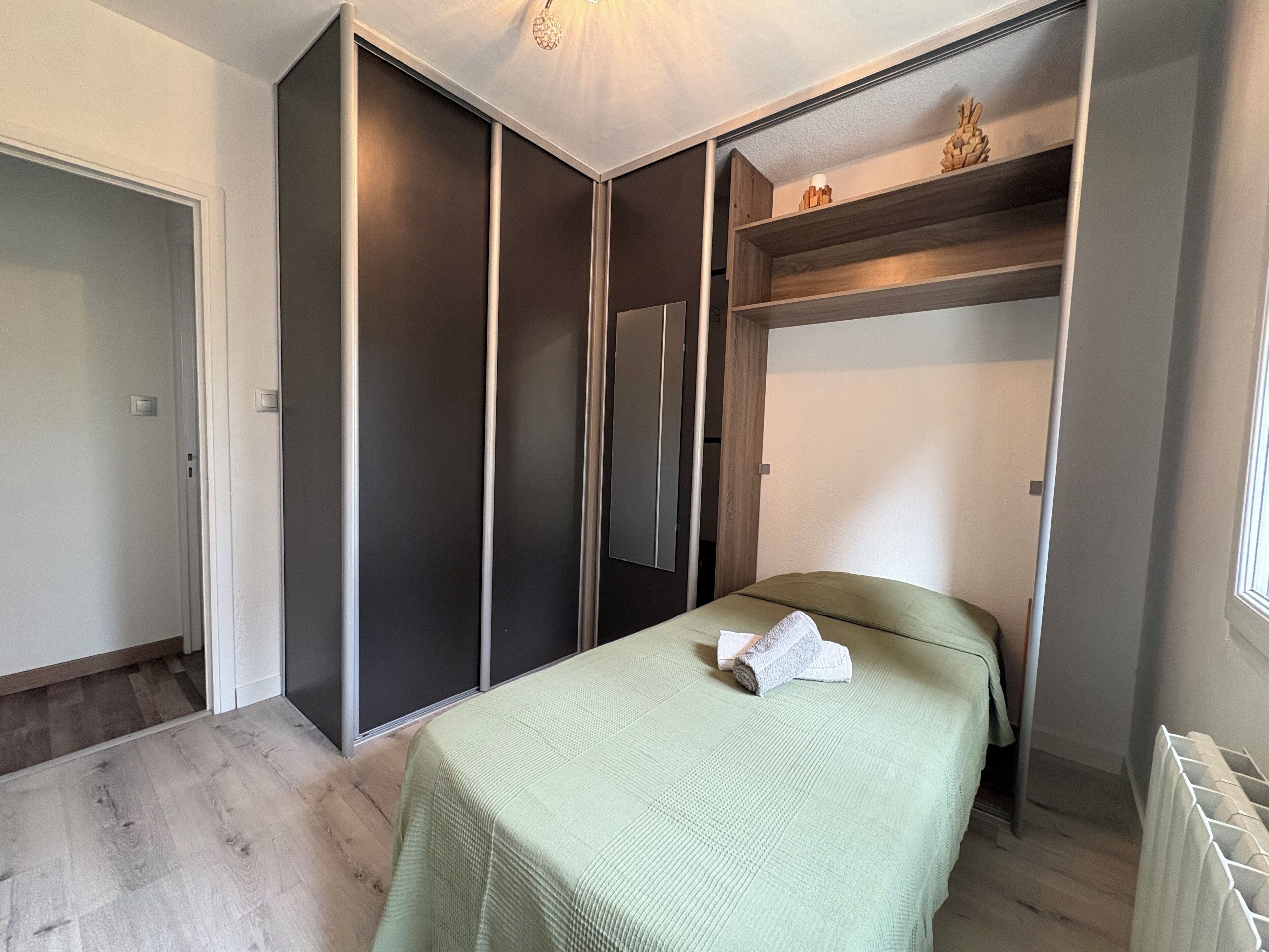 Een strijkplank/strijkijzer, internet, beddengoed