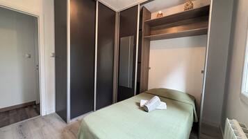 Een strijkplank/strijkijzer, internet, beddengoed