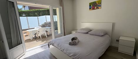 Iron/ironing board, internet, bed sheets