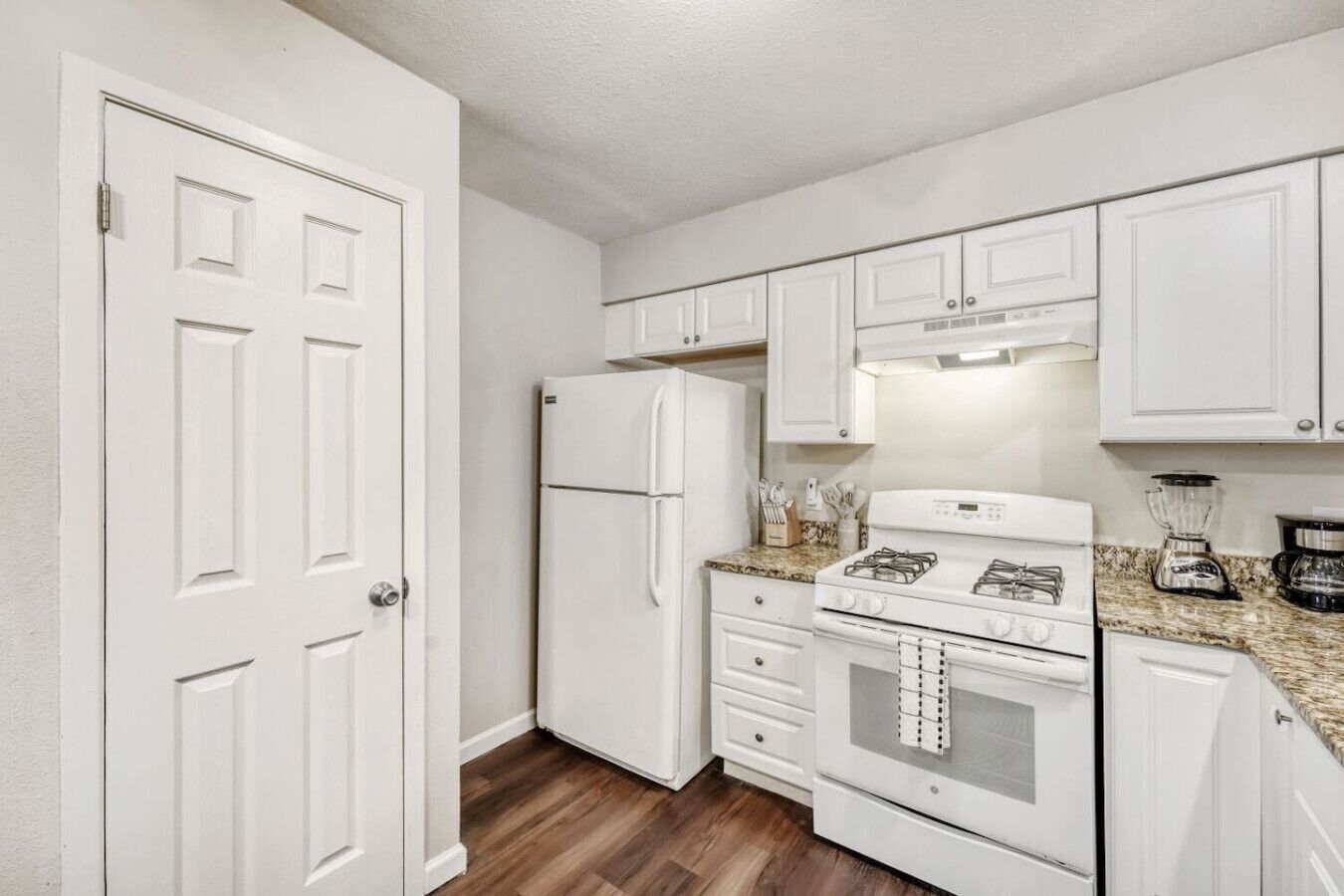 Køleskab, mikrobølgeovn, ovn, kogeplade