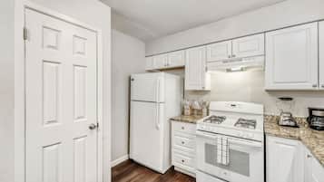 Køleskab, mikrobølgeovn, ovn, kogeplade