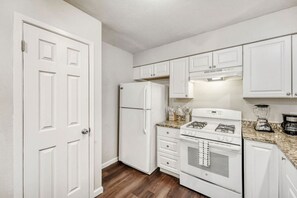 Kjøleskap, mikrobølgeovn, ovn og kokeplater