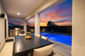 Outdoor dining - Luxury Casa Encantada | Pool, Game Room, Gym | Sleeps 14 (Lake Havasu City)