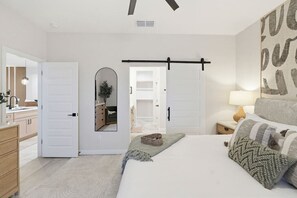 3 bedrooms, desk, iron/ironing board, travel cot - Luxury Casa Encantada | Pool, Game Room, Gym | Sleeps 14 (Lake Havasu City)