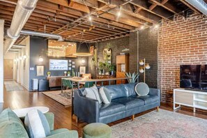 TV - The Loft on Main, Penthouse Loft near Main Street (Lynchburg)