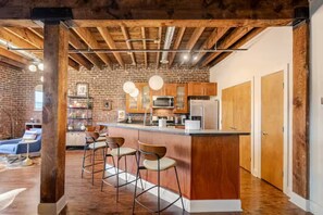 Fridge, microwave, oven, stovetop - The Loft on Main, Penthouse Loft near Main Street (Lynchburg)