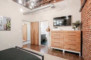 Desk, iron/ironing board, WiFi, bed sheets - The Loft on Main, Penthouse Loft near Main Street (Lynchburg)