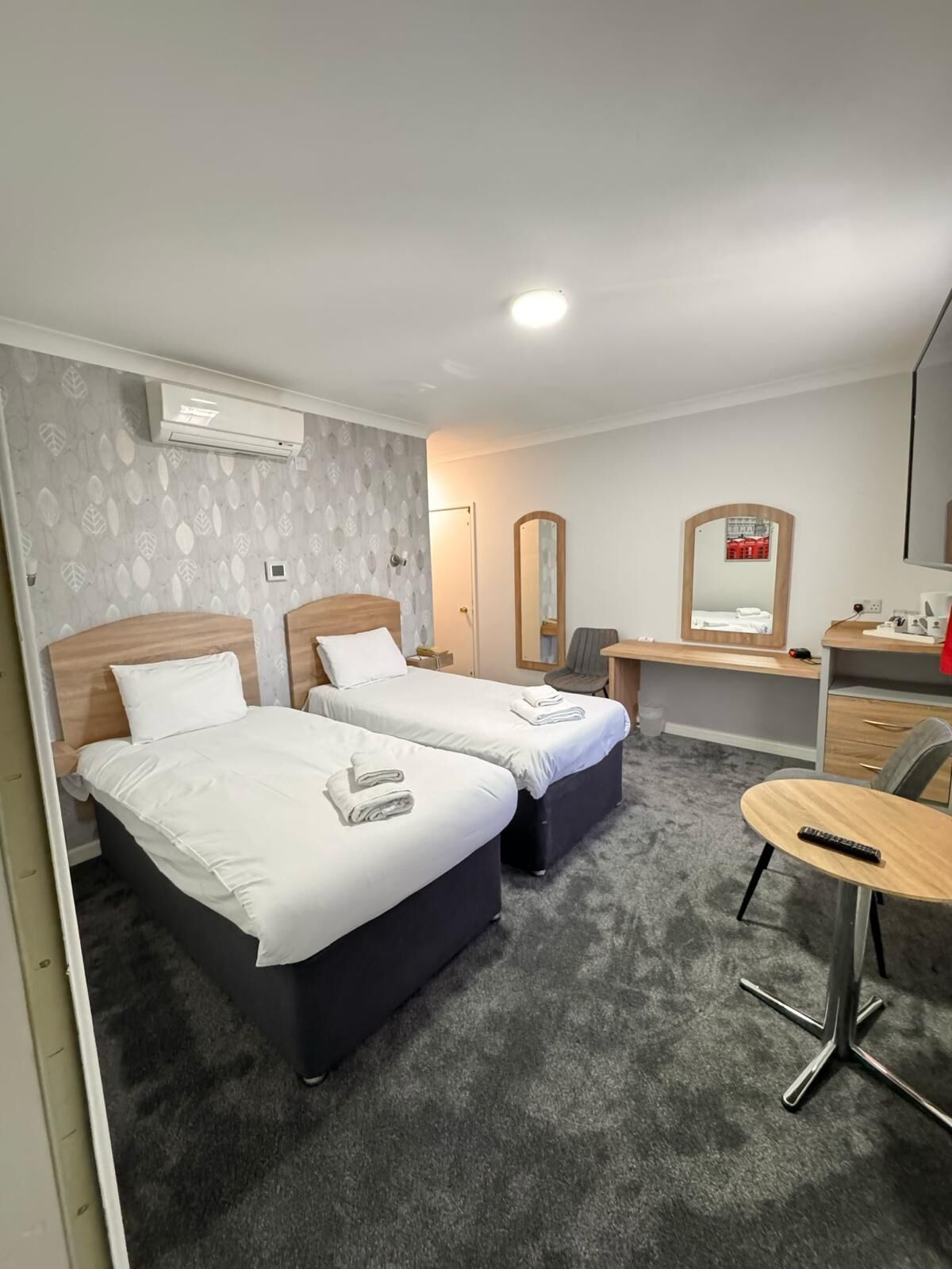 Classic Twin Room | Desk, laptop workspace, free WiFi