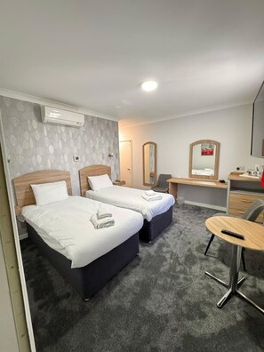 Classic Twin Room | Desk, laptop workspace, free WiFi - Ashley Court Hotel (Andover)