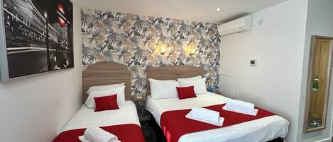 Classic Triple Room | Desk, laptop workspace, free WiFi