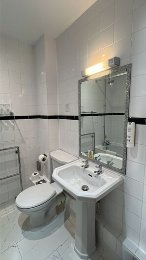Combined shower/tub, hair dryer, towels, soap - Ashley Court Hotel (Andover)