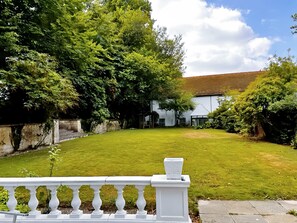 Property grounds - Ashley Court Hotel (Andover)