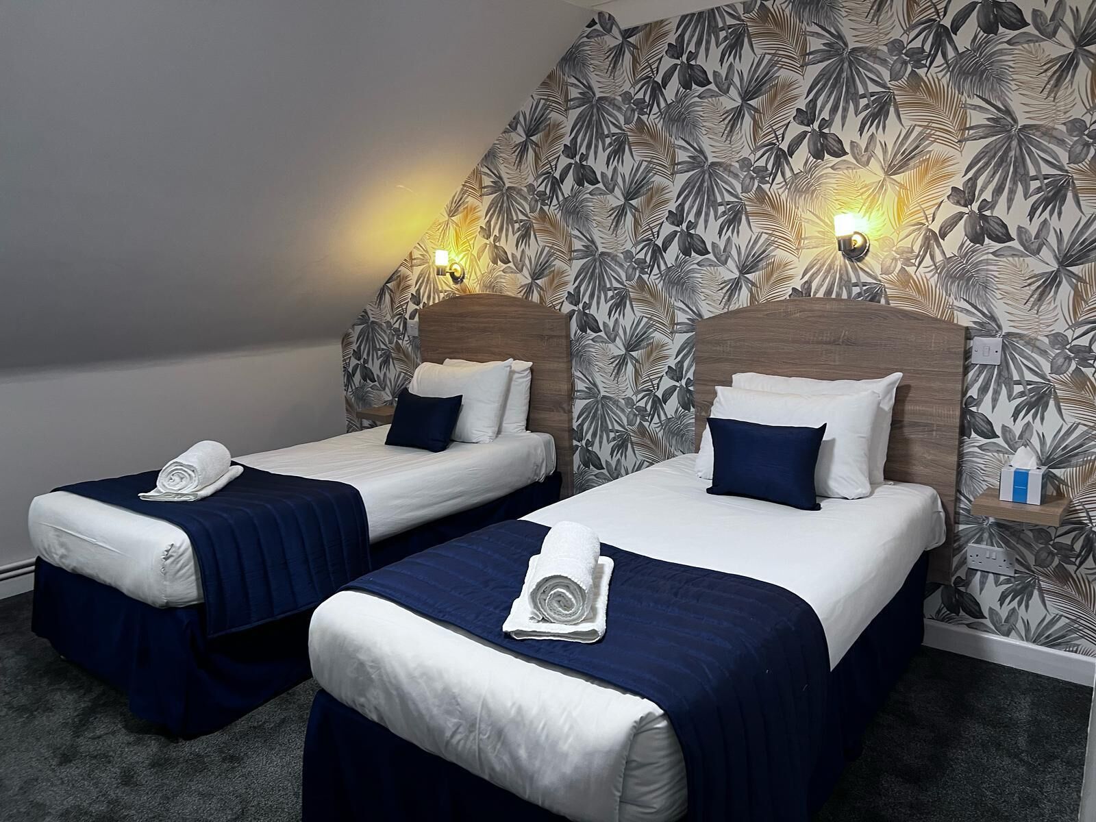 Classic Twin Room | Desk, laptop workspace, free WiFi