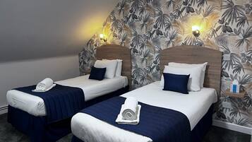 Classic Twin Room | Desk, laptop workspace, free WiFi