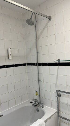 Combined shower/bathtub, hair dryer, towels, soap - Ashley Court Hotel (Andover)