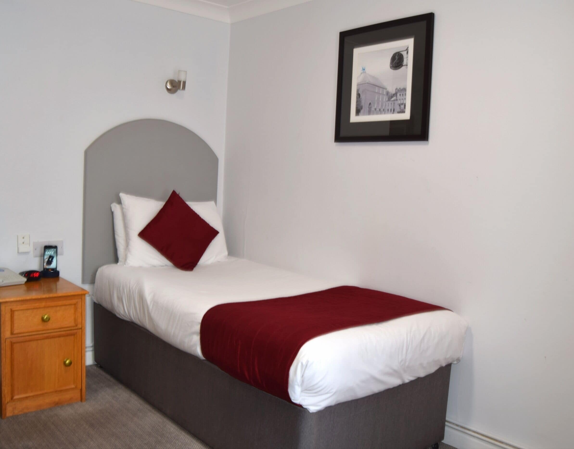 Quarto solteiro clássico | Escrivaninha, espaço de trabalho para notebook, Wi-Fi de cortesia