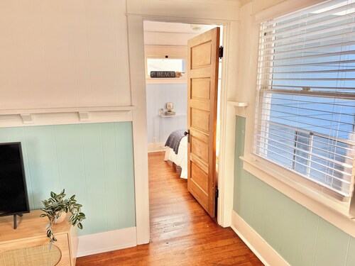 Coastal Beach Cottage 5-minute walk to the beach, coffee shops, and dining
