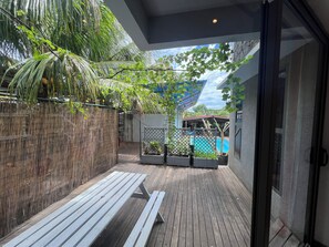 Terrace/patio - O Paradis Albion Large swimming pool and the beach just steps away (Albion)