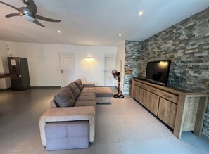 Living area - O Paradis Albion Large swimming pool and the beach just steps away (Albion)