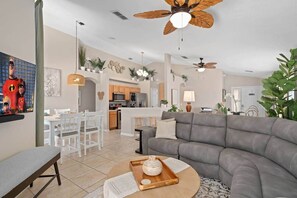 Smart TV, video games, table football, ping pong - 5★ New 4BR 3BA - 3 mi to WDW, tropical Pool, Spa with all day sun, Tiki Gameroom (Four Corners)