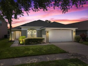 Exterior - 5★ New 4BR 3BA - 3 mi to WDW, tropical Pool, Spa with all day sun, Tiki Gameroom (Four Corners)
