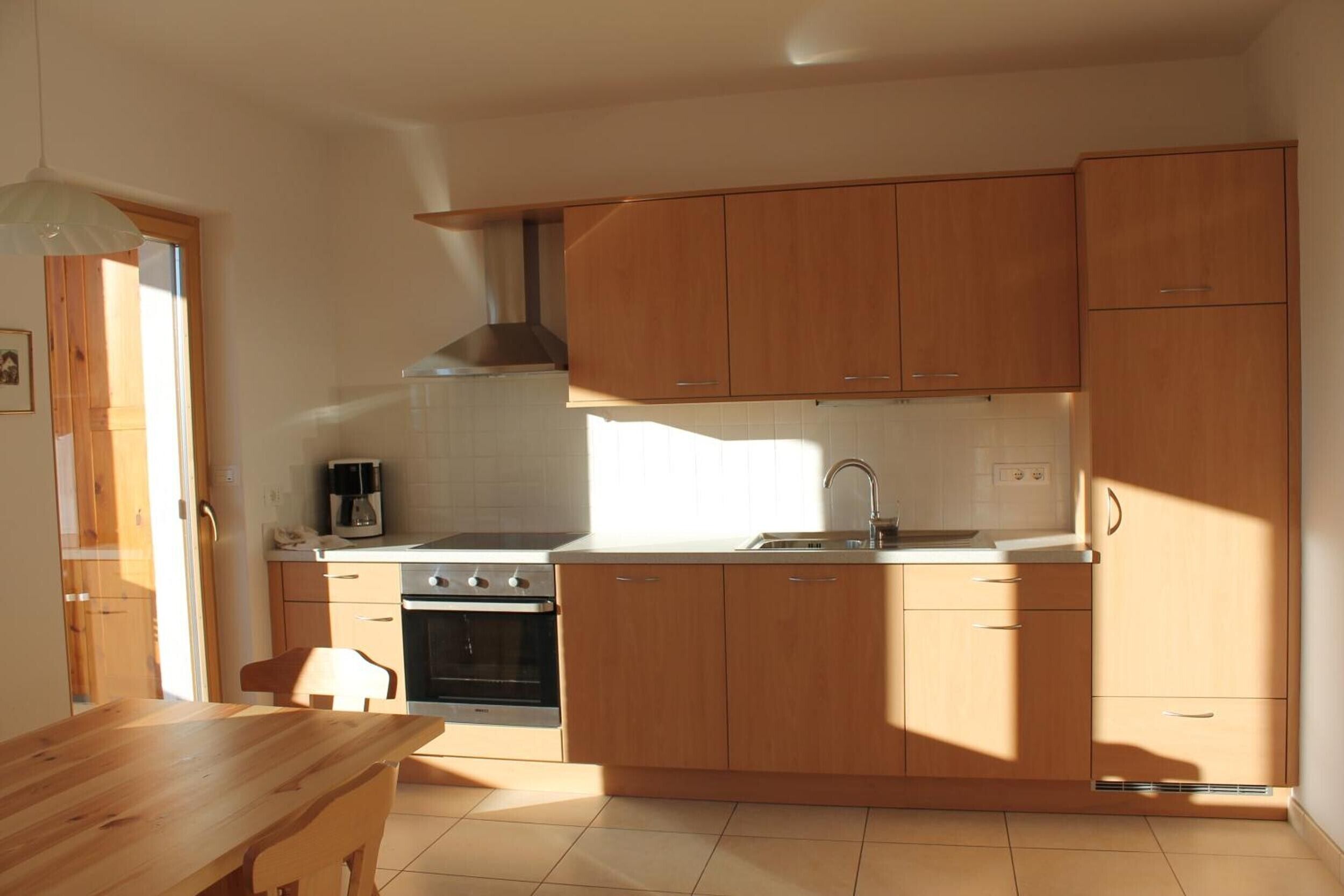 Réfrigérateur, micro-ondes, plaque de cuisson, lave-vaisselle