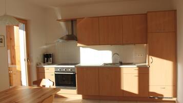 Réfrigérateur, micro-ondes, plaque de cuisson, lave-vaisselle