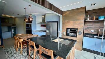 Micro-ondas, fogão, cooktop, cafeteira/chaleira