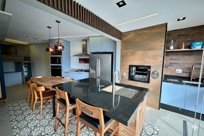 Micro-ondas, fogão, cooktop, cafeteira/chaleira