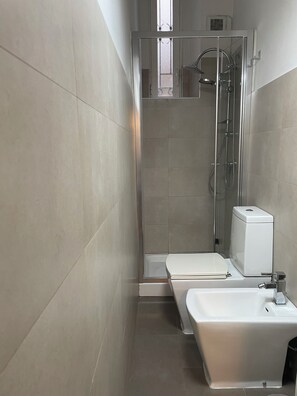 Secadora de cabello, toallas, jabón, papel de baño 