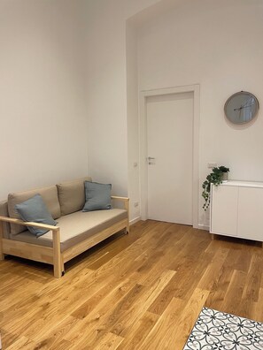 Living area - Russo 15 - Modern one-bedroom apartment in central Milan neighborhood (Milano)
