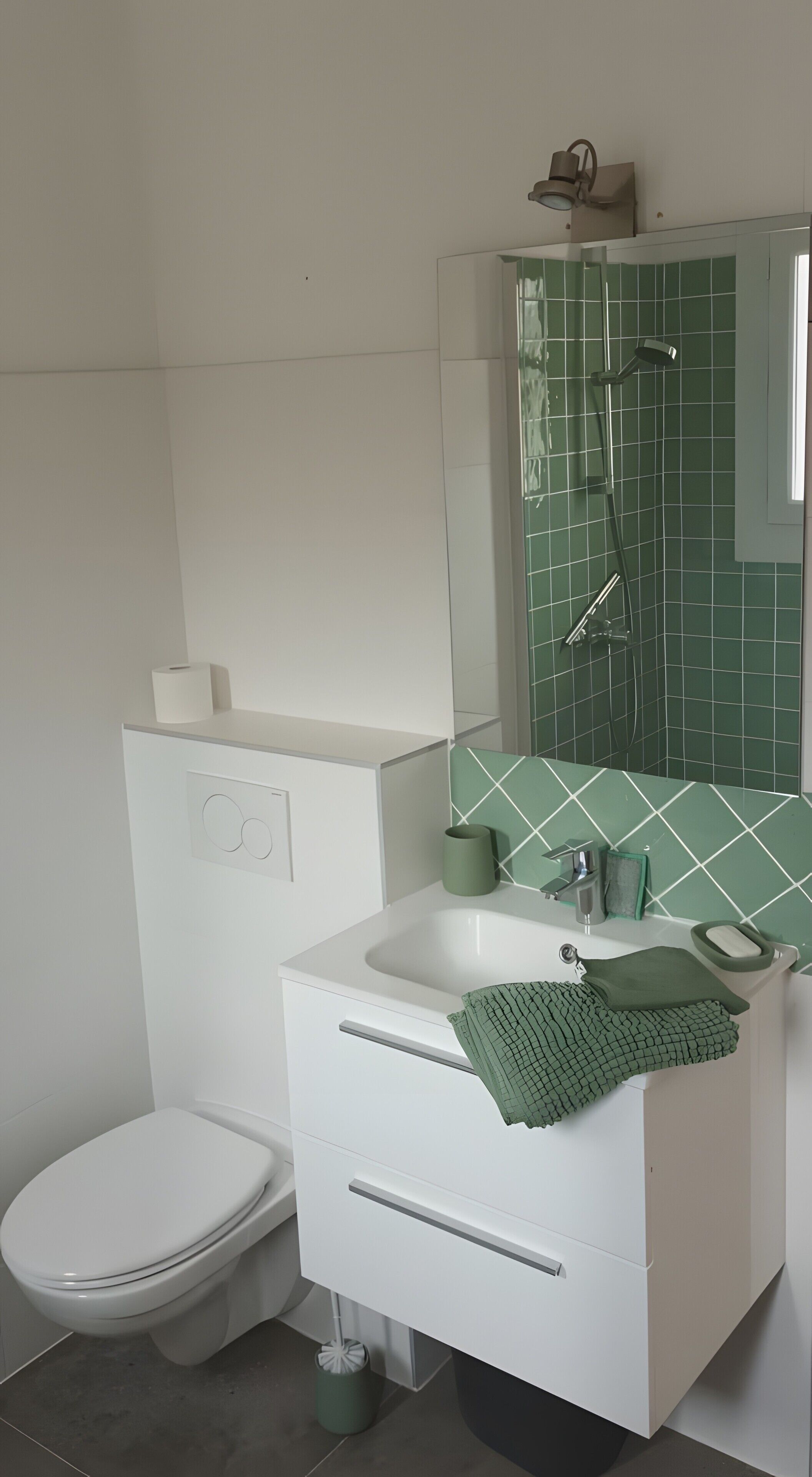 Douche, sèche-cheveux, serviettes fournies