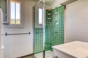 Dusche, Haartrockner, Handtücher