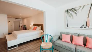 Suite monolocale Deluxe, balcone, vista spiaggia | Tende oscuranti, Wi-Fi gratuito