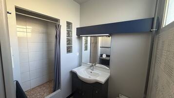 Regadera, toallas, jabón, papel de baño