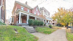 A residential street with houses, a sidewalk, and a grassy area. - 3-Bedroom in Downtown Columbus (Columbus)