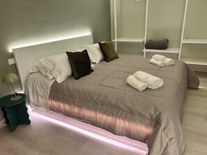 1 habitación, tabla de planchar con plancha, wifi gratis y ropa de cama 