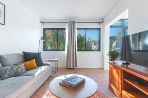 TV - Richelieu Apartment by Atlantic Holiday (Água de Pena)