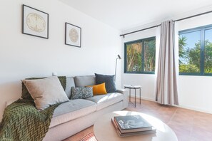 TV - Richelieu Apartment by Atlantic Holiday (Água de Pena)