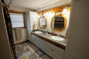 Towels, soap, toilet paper - Kansas Hunting Lodge (Uniontown)