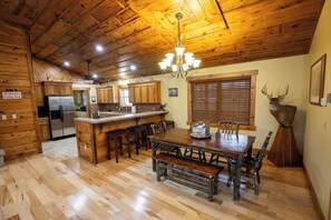 Dining - Kansas Hunting Lodge (Uniontown)