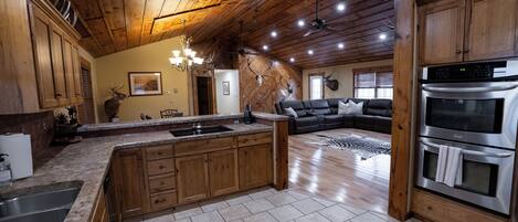 Jääkaappi, mikroaaltouuni, uuni, liesi