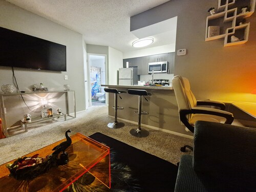 STYLISH Cozy 1-bedroom with Office space in delightful Dearborn private entrance