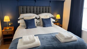 4 kamar tidur, setrika/meja setrika, Wi-Fi gratis, dan seprai linen
